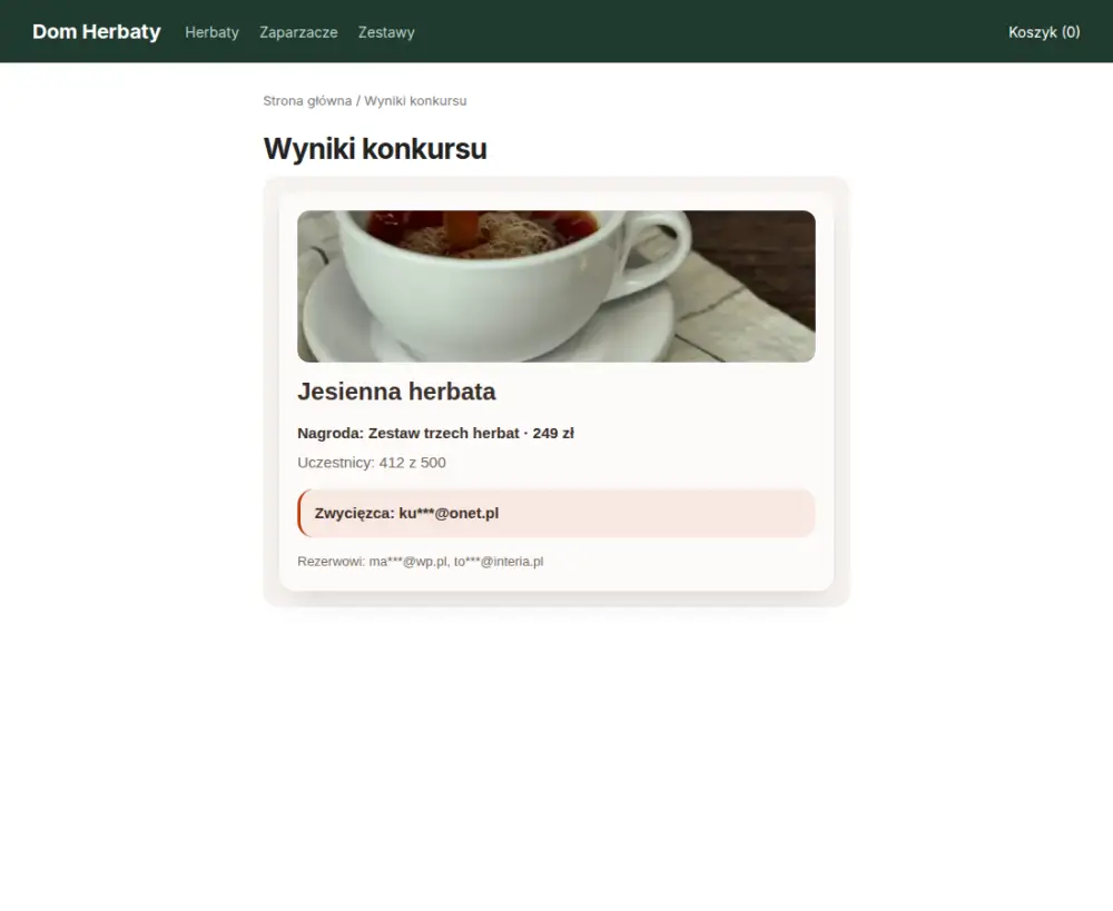 Strona wyników konkursu w sklepie z herbatą: karta z nagrodą Zestaw trzech herbat, zwycięzca ku***@onet.pl i dwóch rezerwowych z zamaskowanymi adresami.