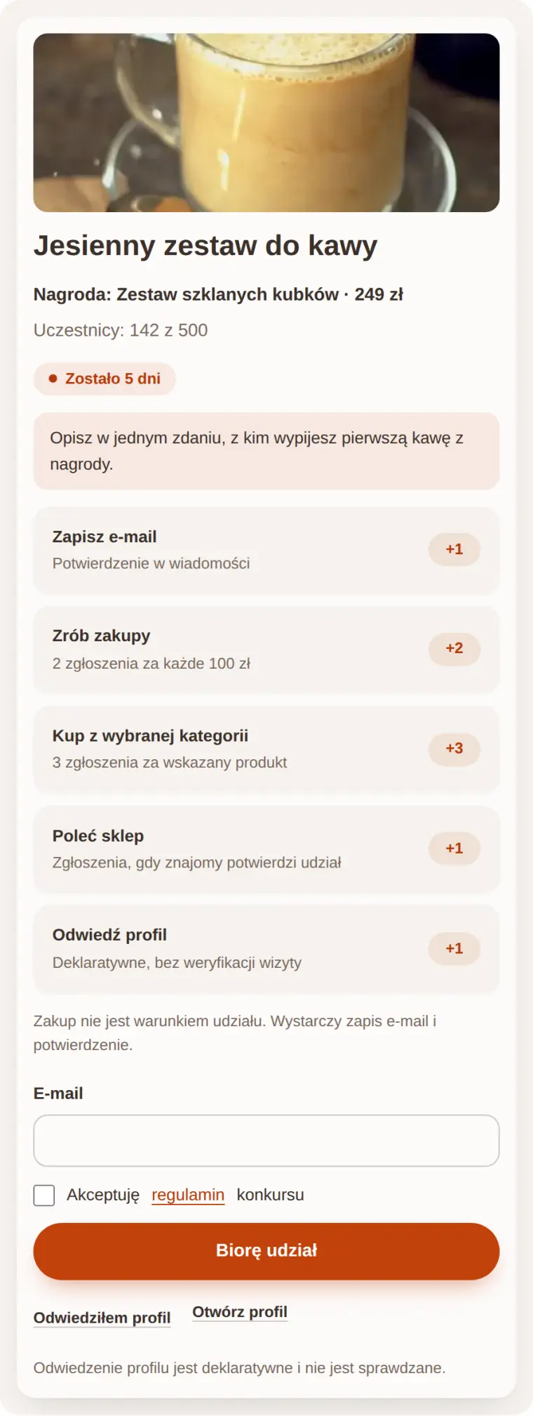 Widżet konkursu w wyglądzie C: kremowa karta z zaokrągleniami, rdzawy przycisk Biorę udział i pastelowe pola zgłoszeń.